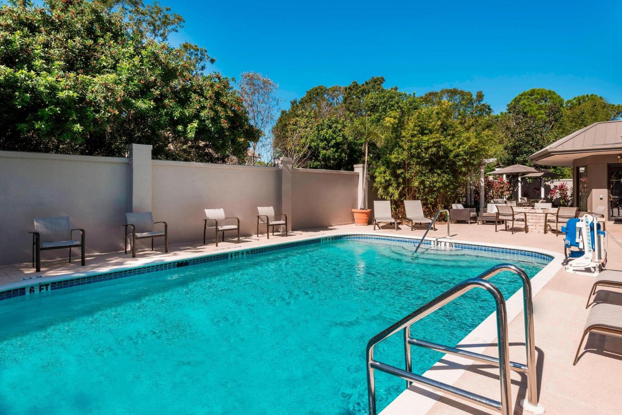 Отель Courtyard Sarasota Bradenton Airport Экстерьер фото
