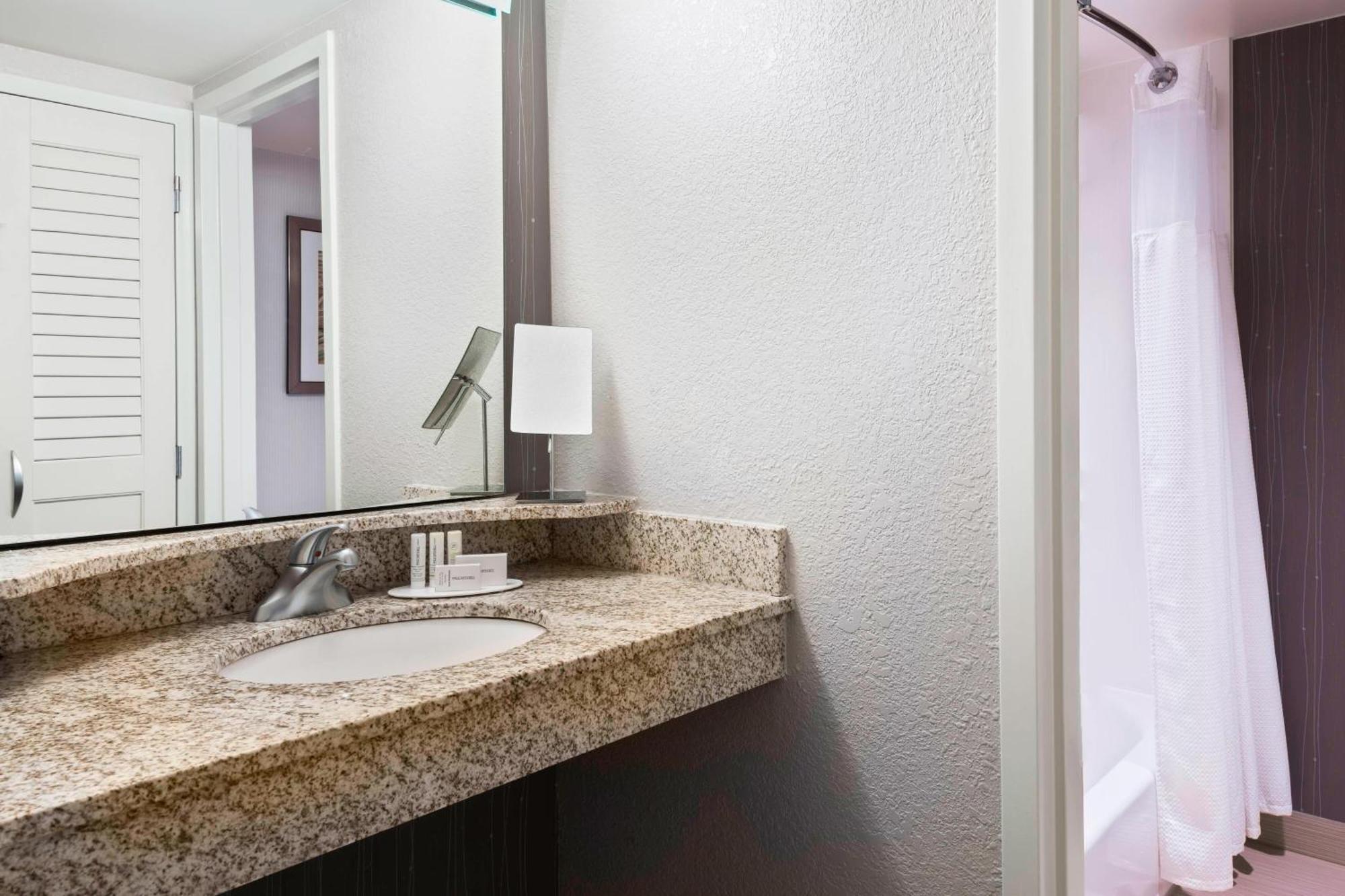 Отель Courtyard Sarasota Bradenton Airport Экстерьер фото