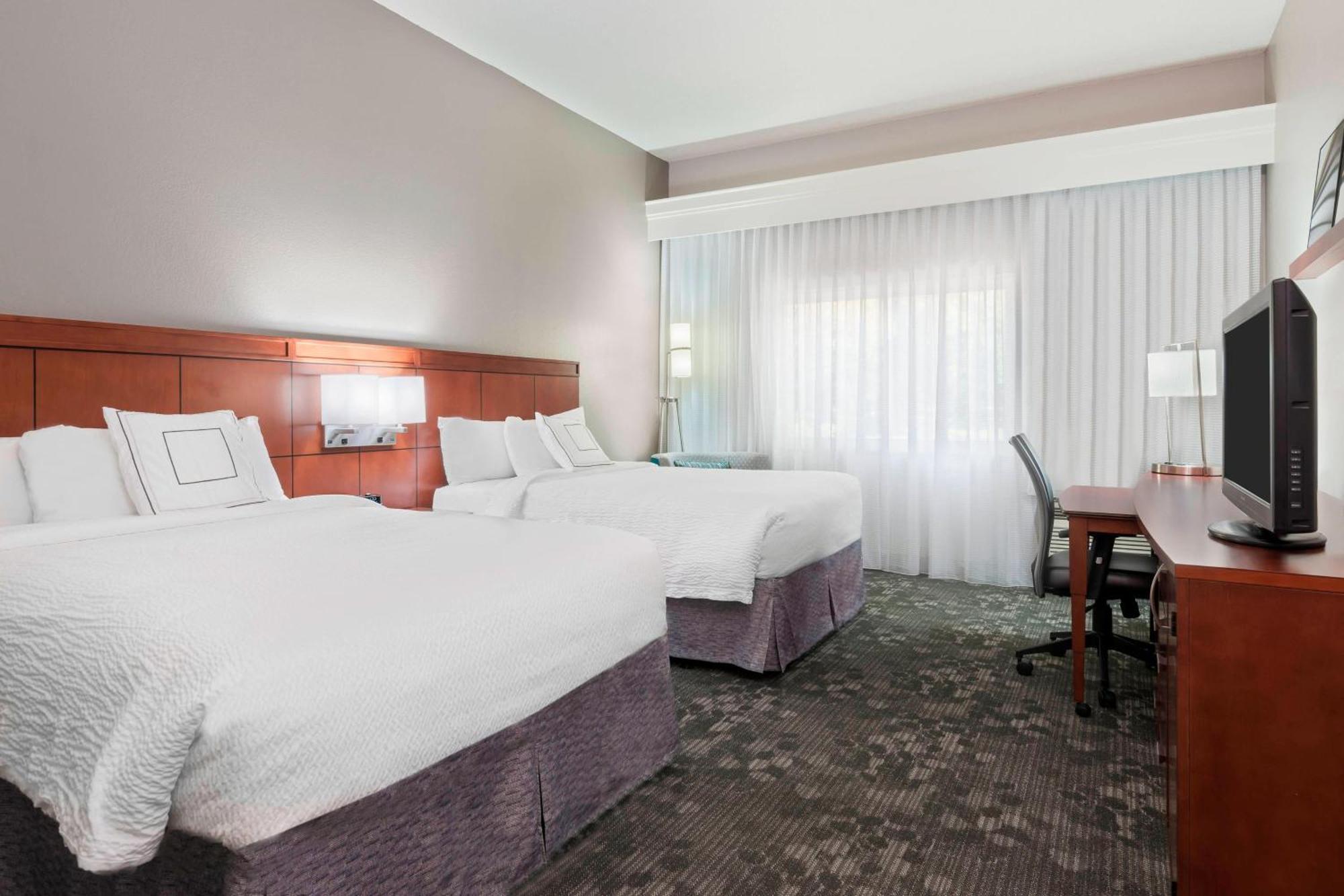Отель Courtyard Sarasota Bradenton Airport Экстерьер фото